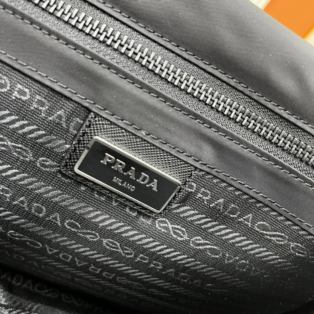 PRADA SMALL 26 SHOULDERBAG IN BLACK SAFFIANO LEATHER