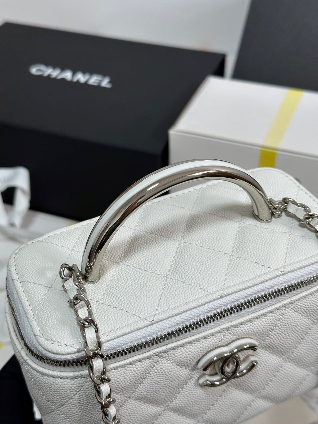 CHANEL MINI VANITY TOP HANDLE CASE 17 IN WHITE CAVIAR SKIN SILVER-TONE PLATED METAL