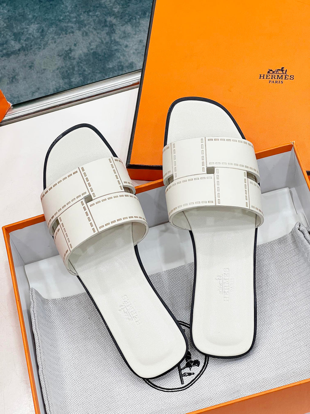HERMES IDIOMA SANDAL IN WHITE CREAM CALFSKIN