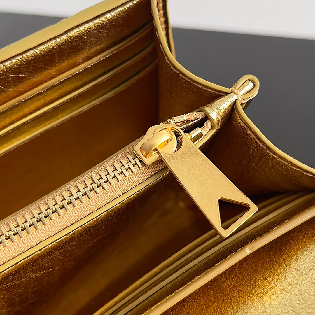 BOTTEGA VENETA ANDIAMO BAG 19 IN GOLDEN CALFSKIN