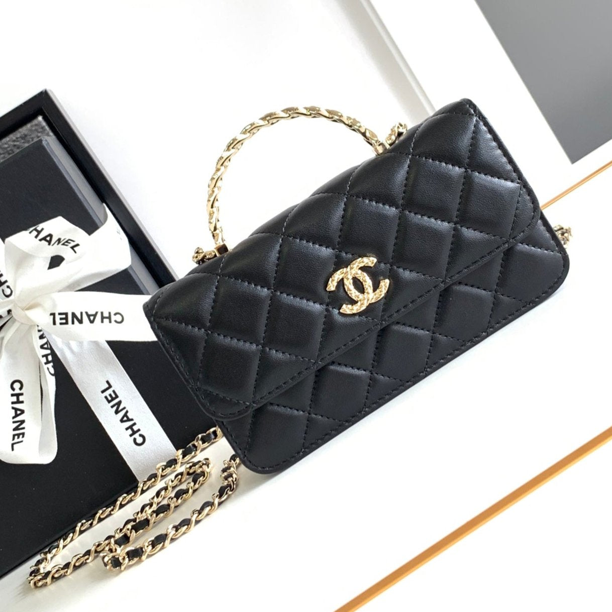 CHANEL 18 FLAP BAG WITH HANDLE IN BLACK CALFSKIN