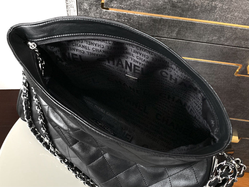 CHANEL SHOULDER BAG 40 IN BLACK SOFT LAMBSKIN EMBOSSED LOGO SILVER HARDWARE