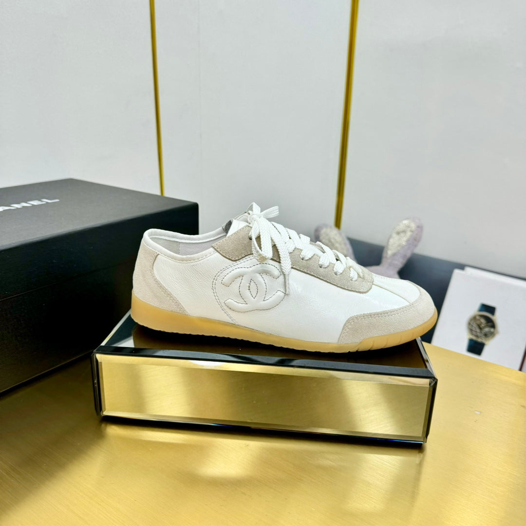 CHANEL SNEAKER IN WHITE CALFSKIN AND SUEDE