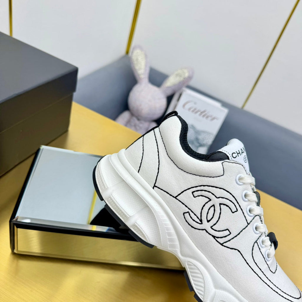 CHANEL SNEAKER IN WHITE MIX BLACK BREATHABLE FABRIC