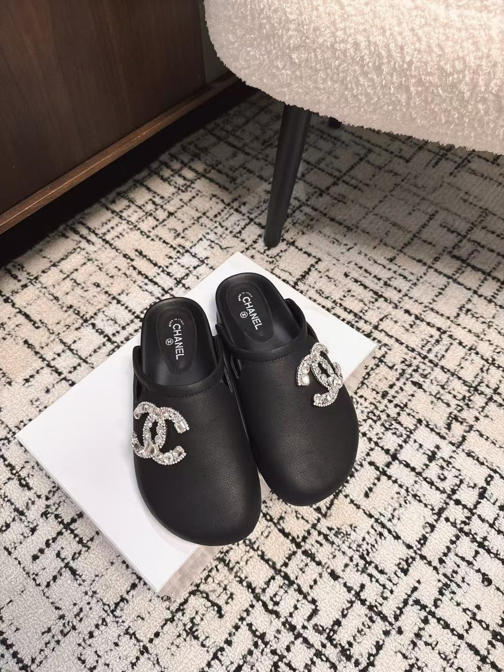 CHANEL FLAT MULES IN BLACK CALFSKIN