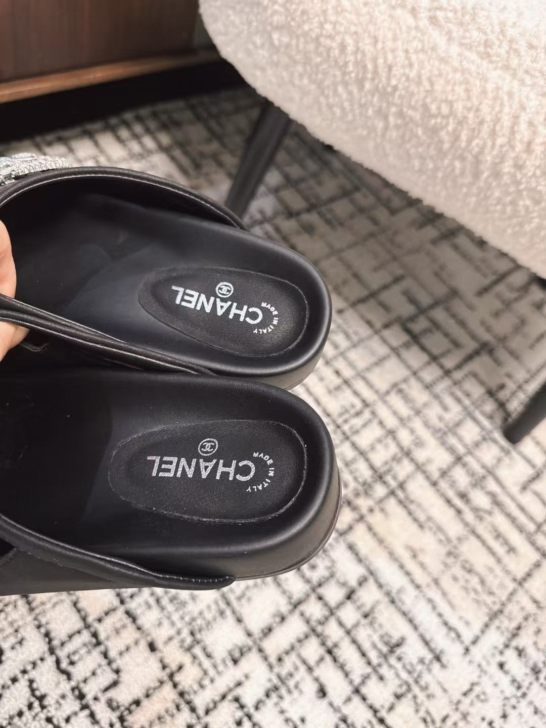 CHANEL FLAT MULES IN BLACK CALFSKIN