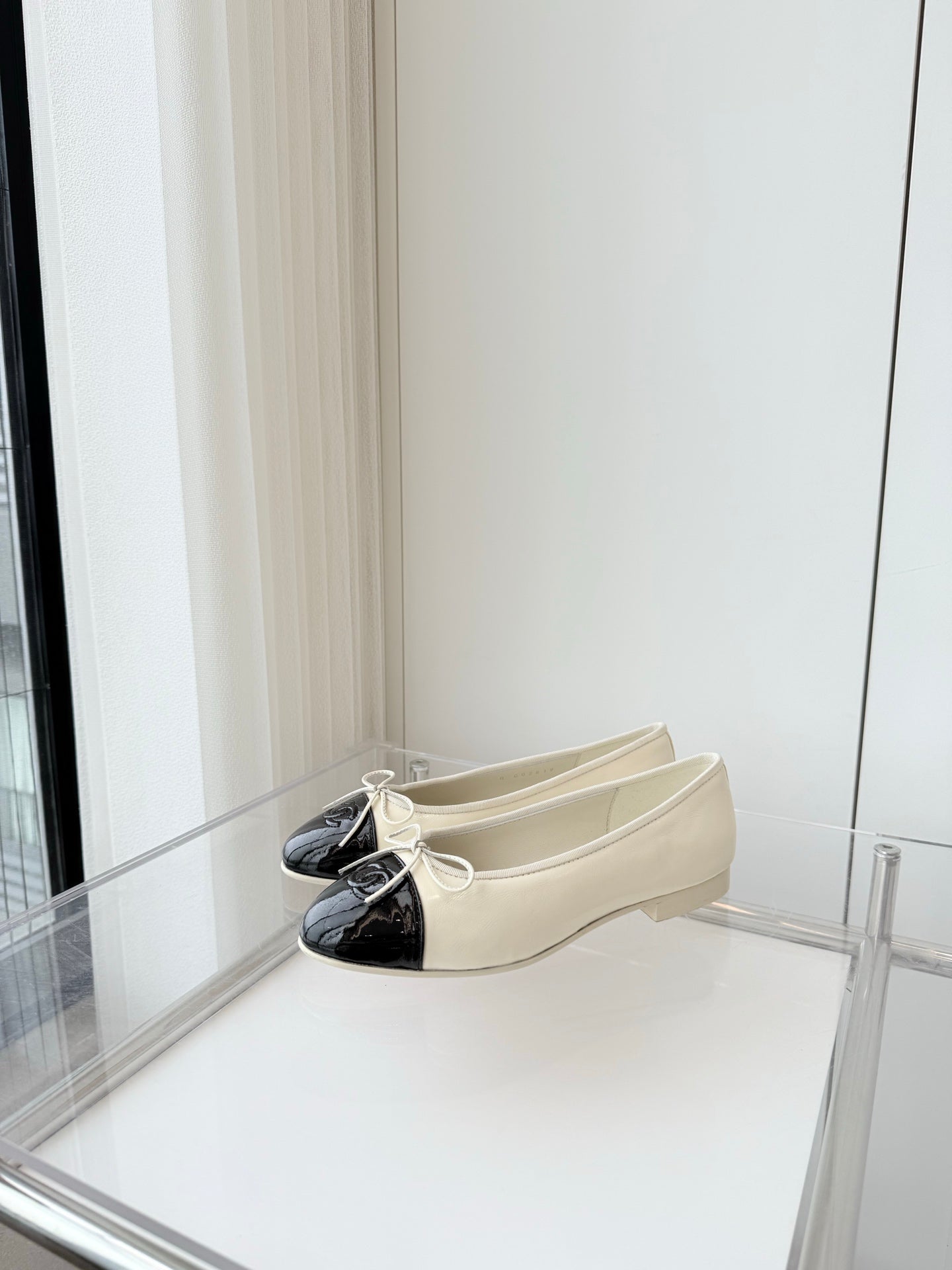 CHANEL BALLET FLAT IN WHITE MIX BLACK CALFSKIN