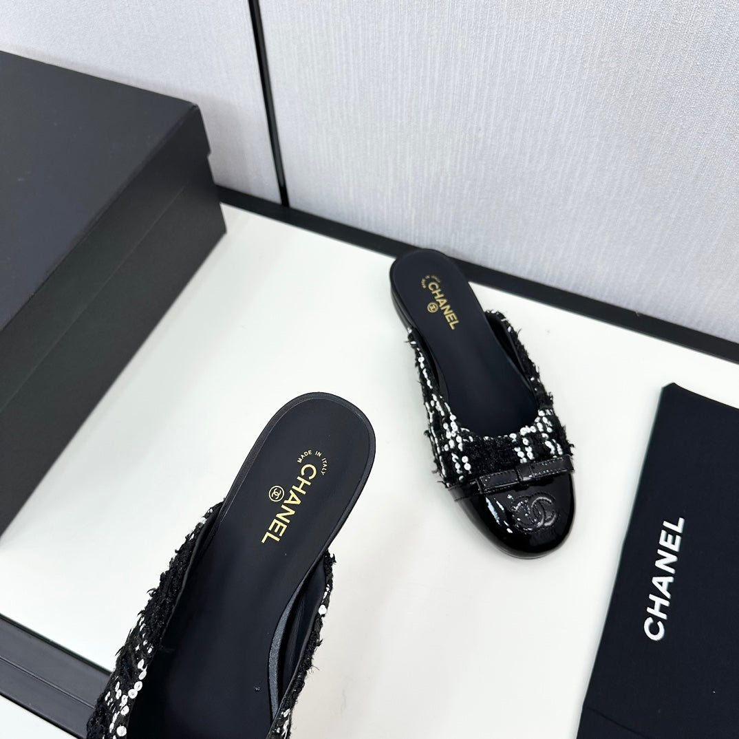 CHANEL BOW MULE IN BLACK MIX WHITE FUR AND CALFSKIN