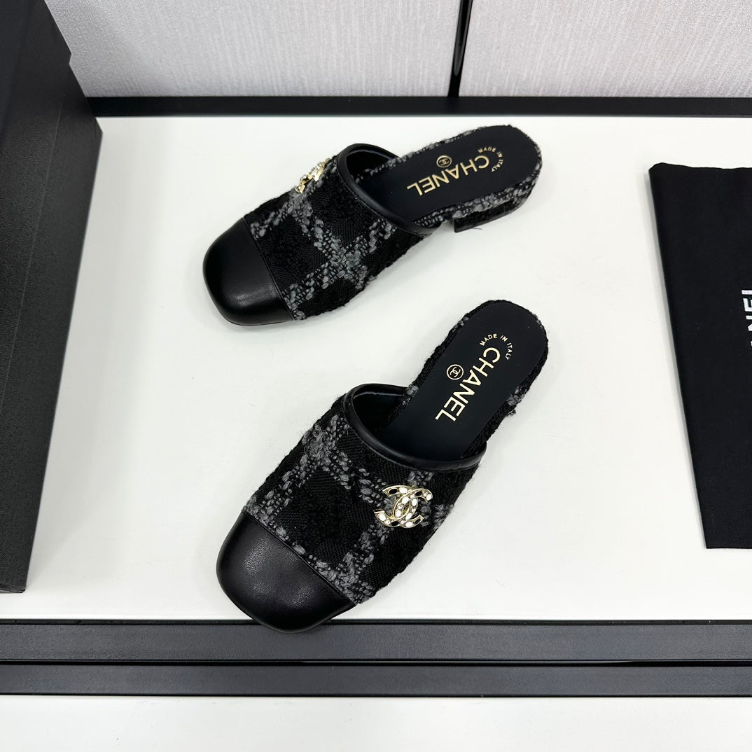 CHANEL FLAT MULE IN BLACK WOOL TWEED AND CALFSKIN GOLD HARDWARE