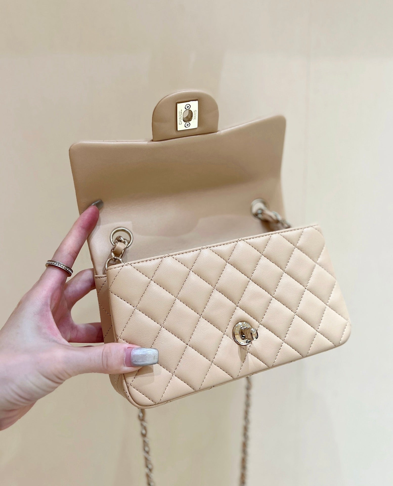 CHANEL 25S FLAP BAG 20 CM IN LIGHT BEIGE LAMBSKIN WITH GOLD HARDWARE