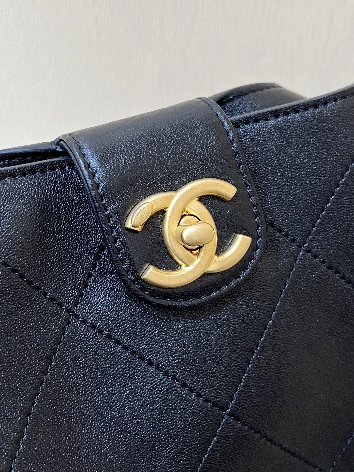 CHANEL QUILTED SMALL HOBO BAG 27 IN BLACK LAMBSKIN GOLD HARDWARE