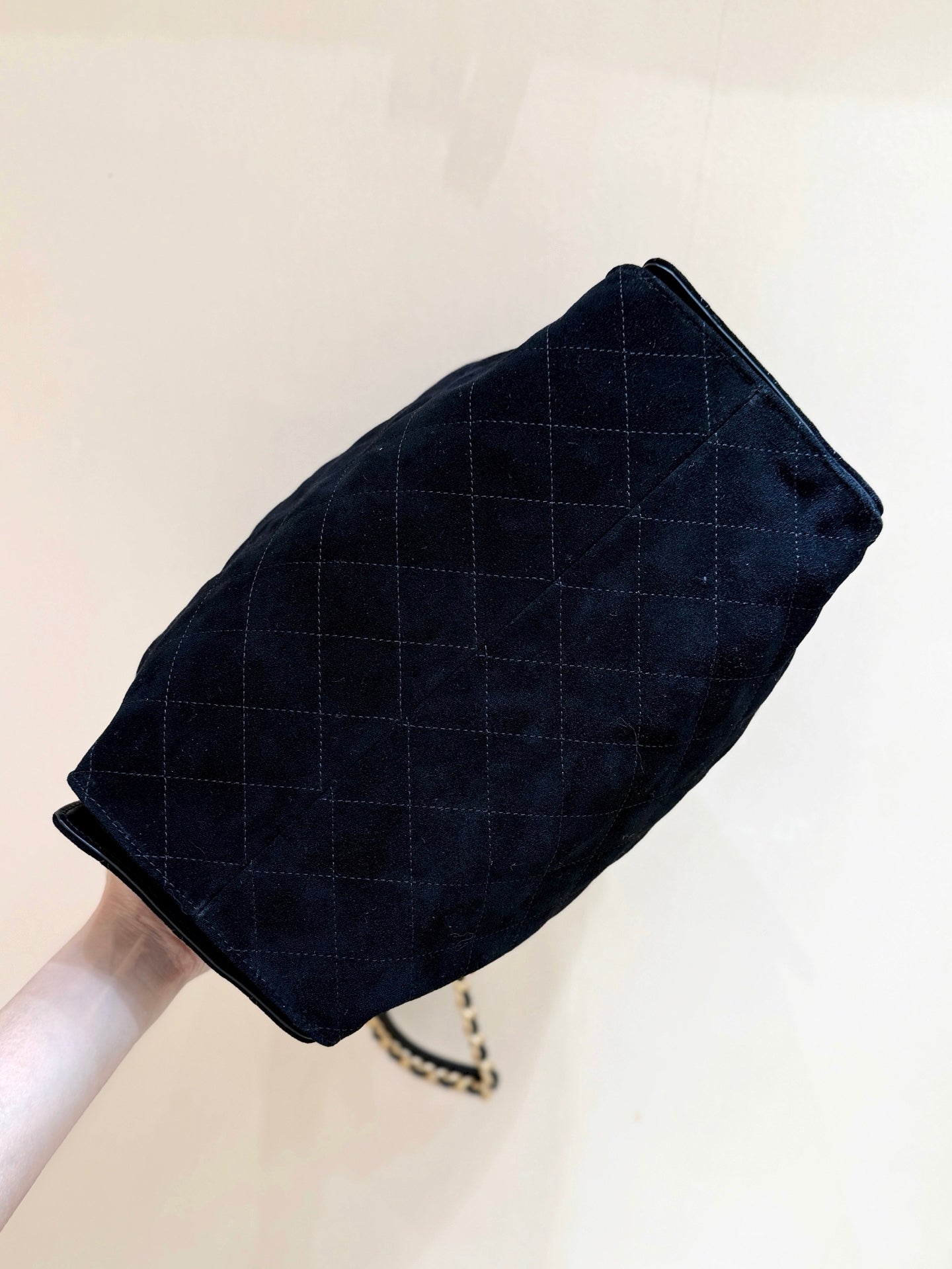 CHANEL 25 HANDBAG 40 IN BLACK SUEDE GOLD HARDWARE