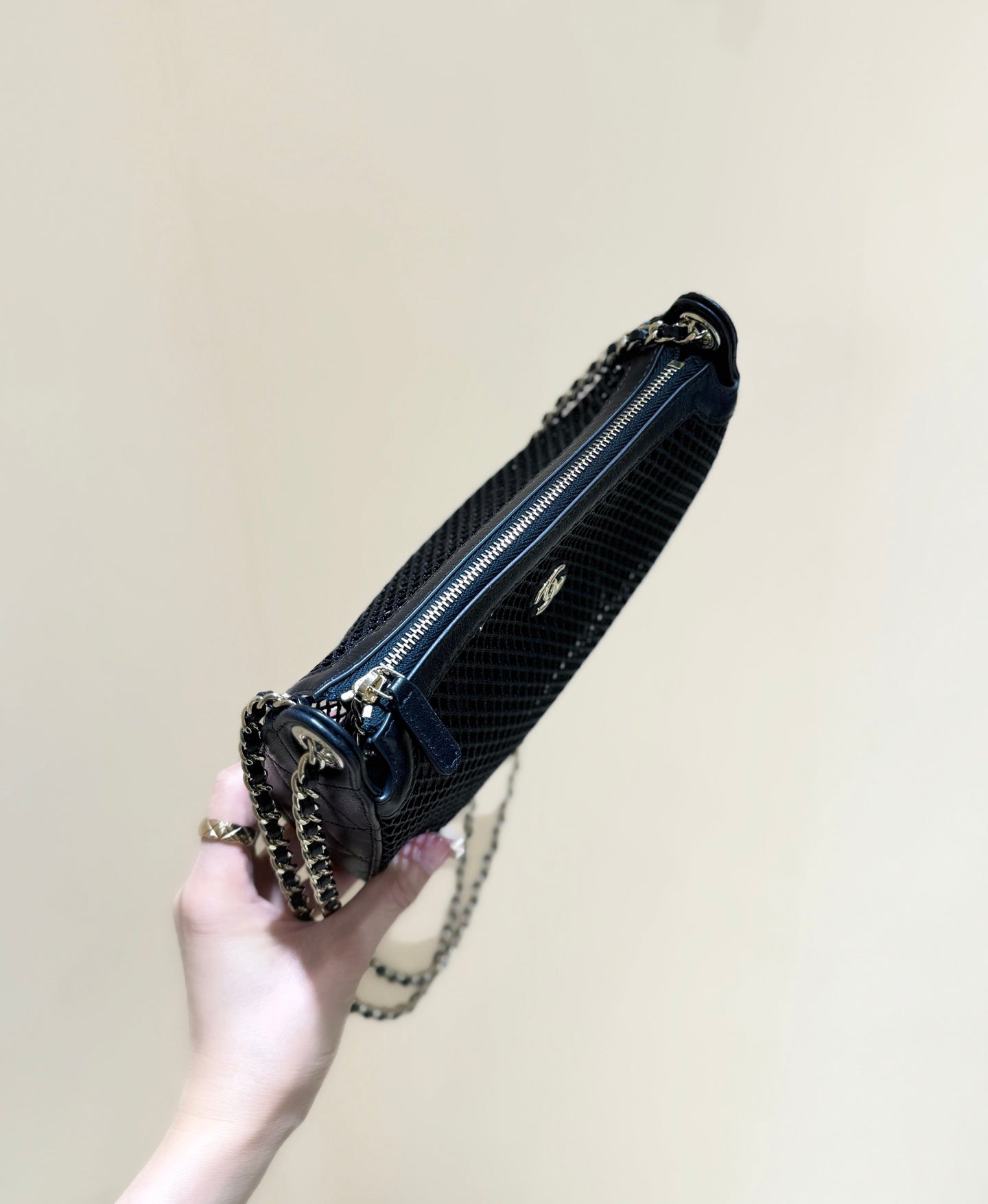 CHANEL MESH POUCH 20 IN BLACK EFFECT LAMBSKIN WITH GOLD HARDWARE