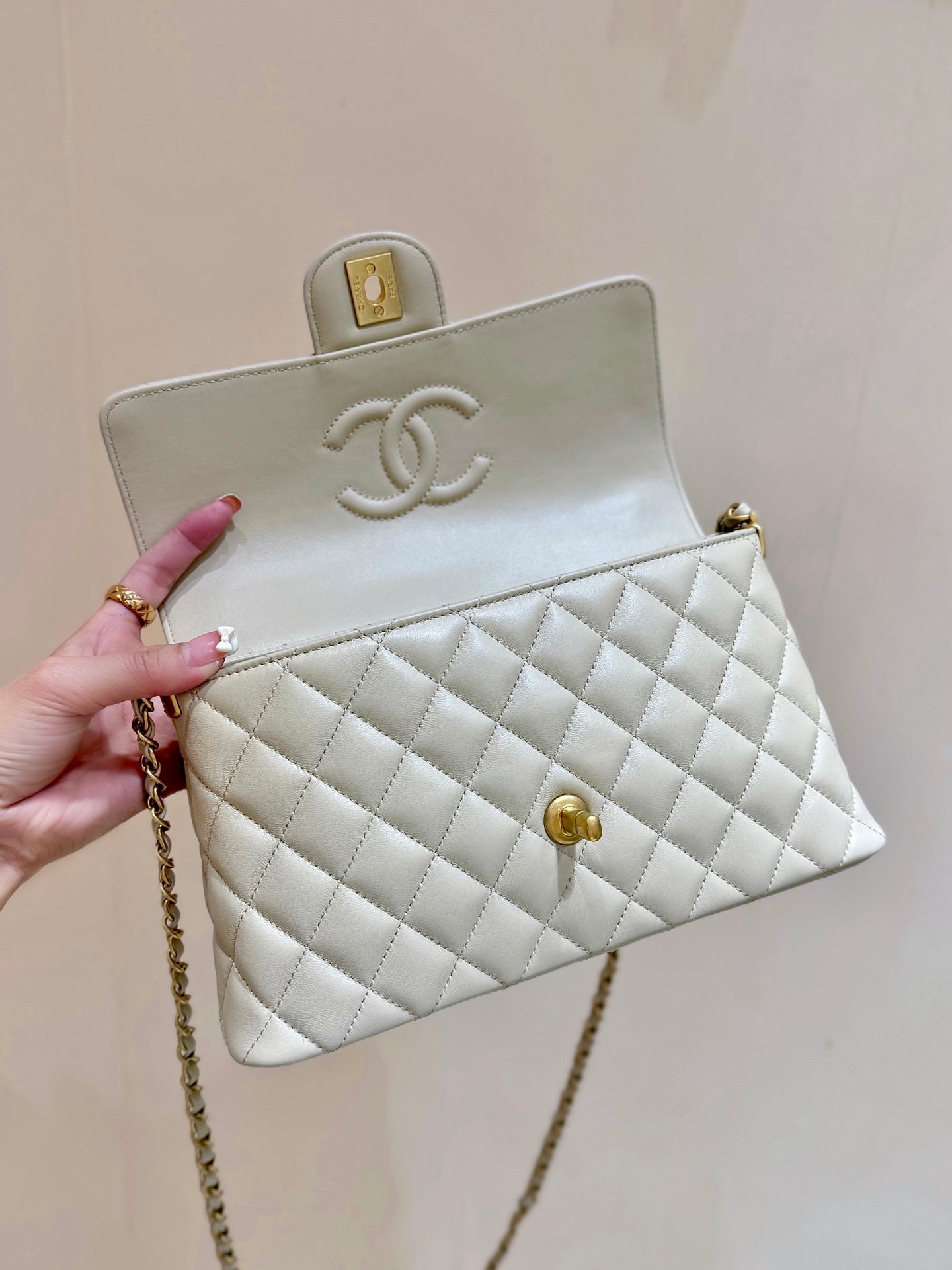 CHANEL QUILTED FLAP BAG WITH HANDLE 26 IN BEIGE LAMBSKIN GOLD PLATED METAL