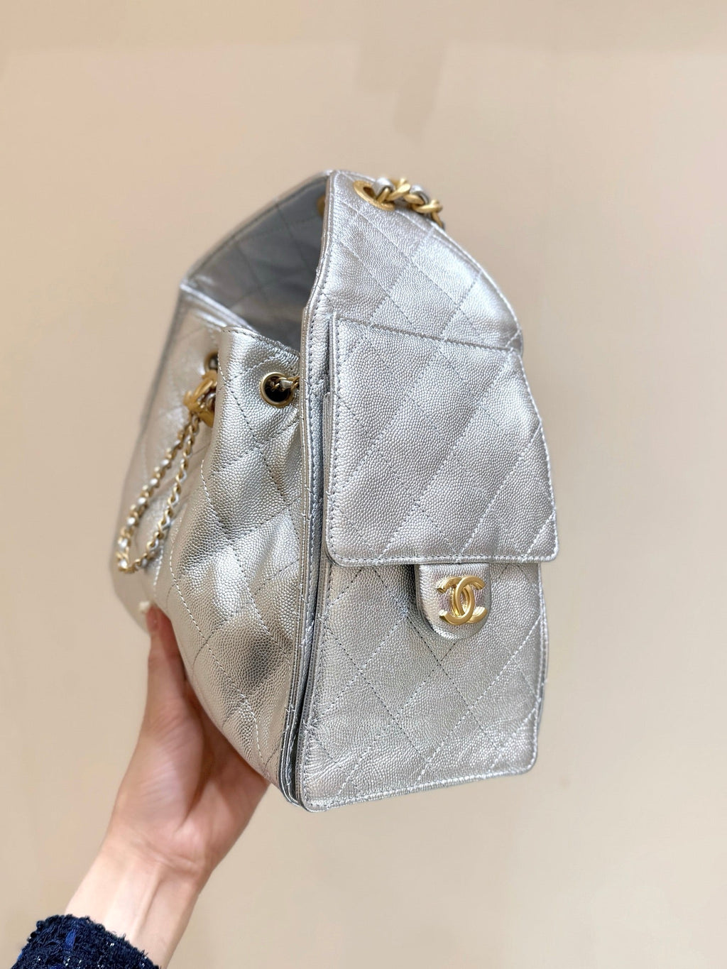 CHANEL 25 HANDBAG IN SILVER-TONE 30 GRAINED CALFSKIN GOLD HARDWARE