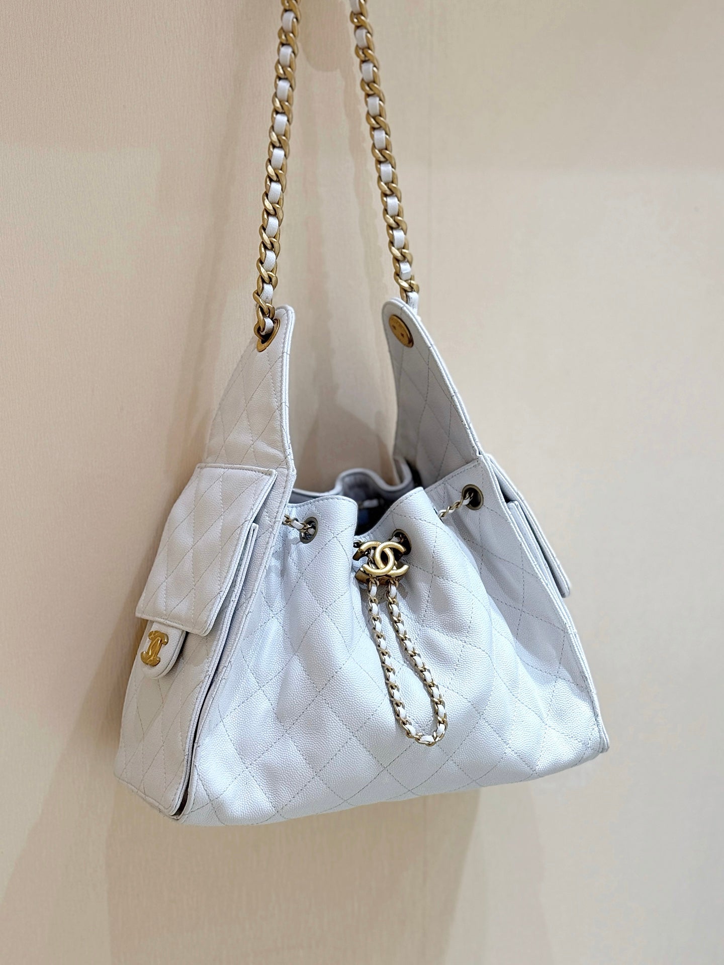 CHANEL 25 HANDBAG IN WHITE 30 GRAINED CALFSKIN GOLD HARDWARE