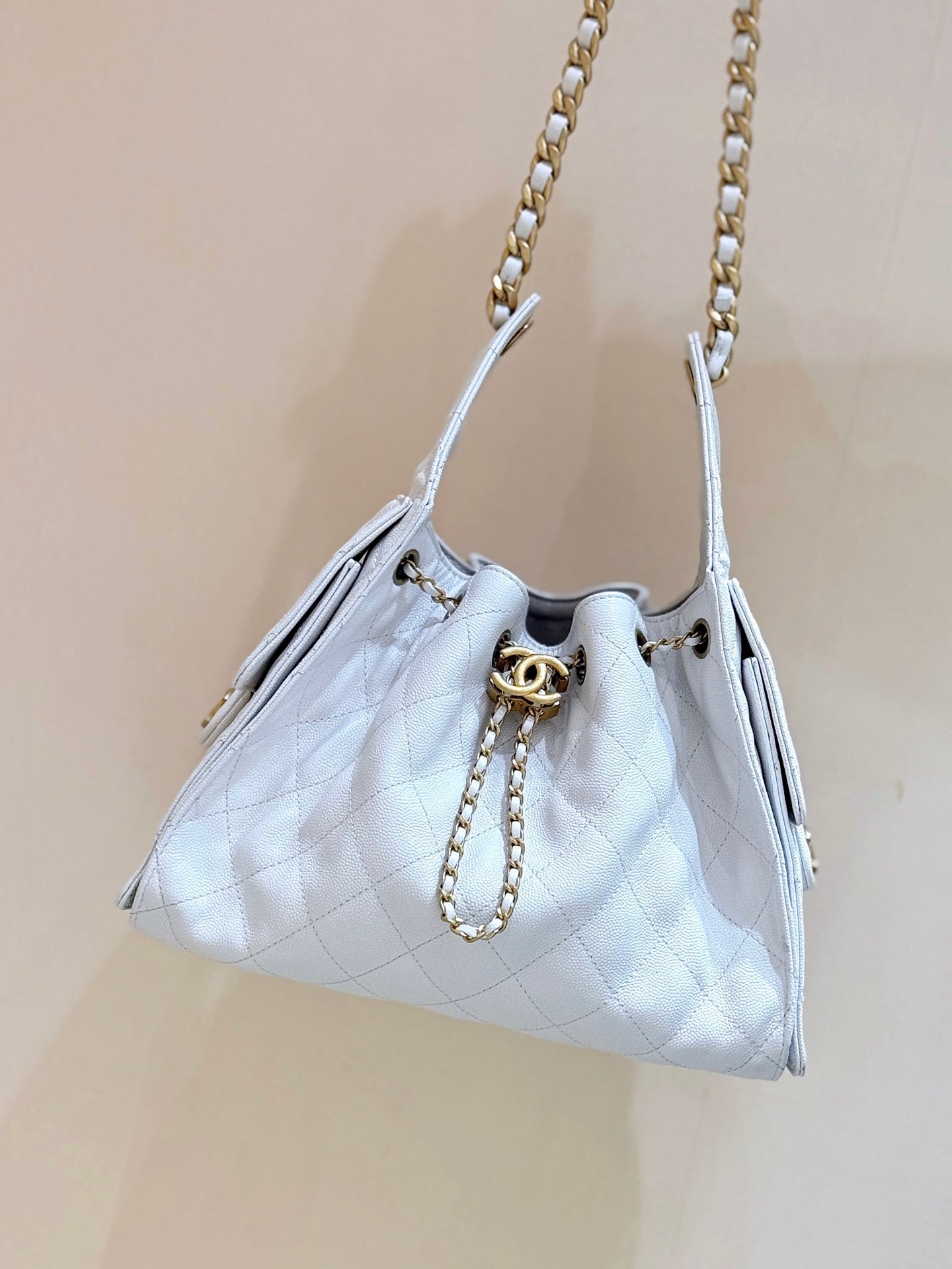CHANEL 25 HANDBAG IN WHITE 30 GRAINED CALFSKIN GOLD HARDWARE