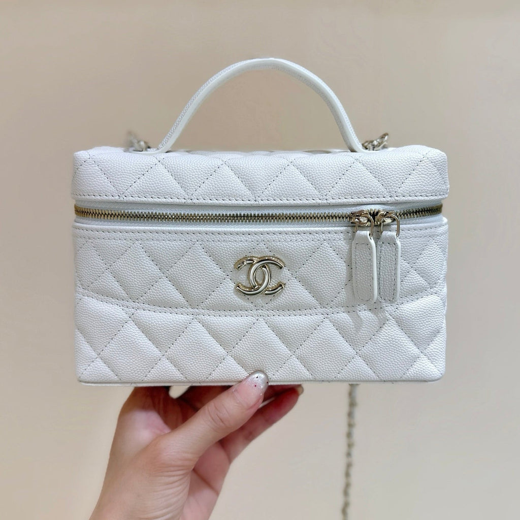 CHANEL STRASS VANITY QUILTED CASE 19 IN WHITE CALFSKIN WITH GOLD METALLIC