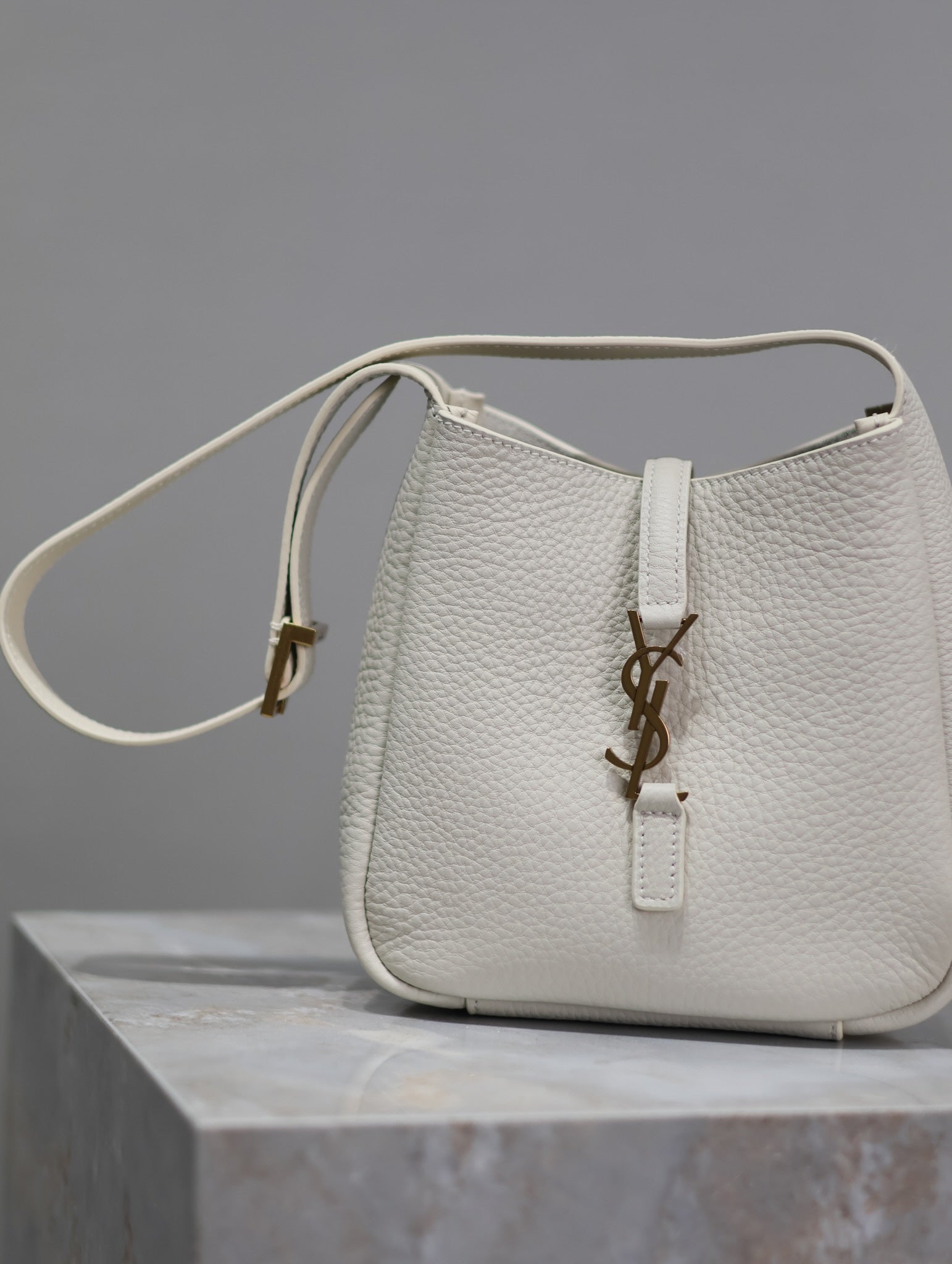 YSL 25S LE 5 À 7 BAG 16 IN BLANC VINTAGE GRAINED CALFSKIN GOLD HARDWARE