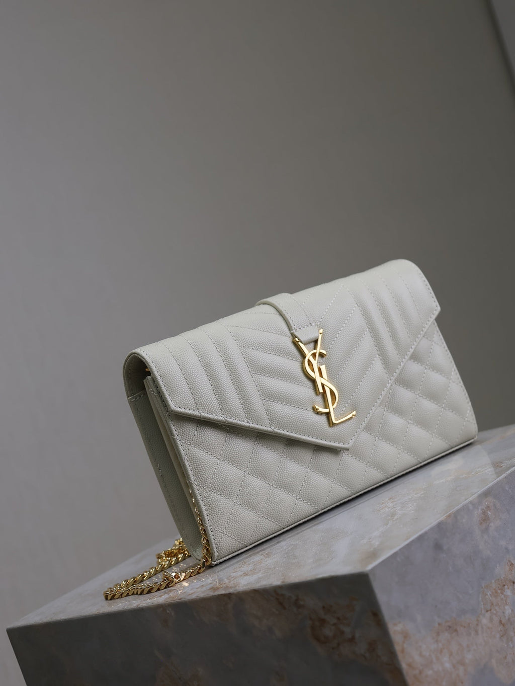 ENVELOPE CHAIN BAG 22 IN LIGHT GRAY LAMBSKIN GOLD HARDWARE