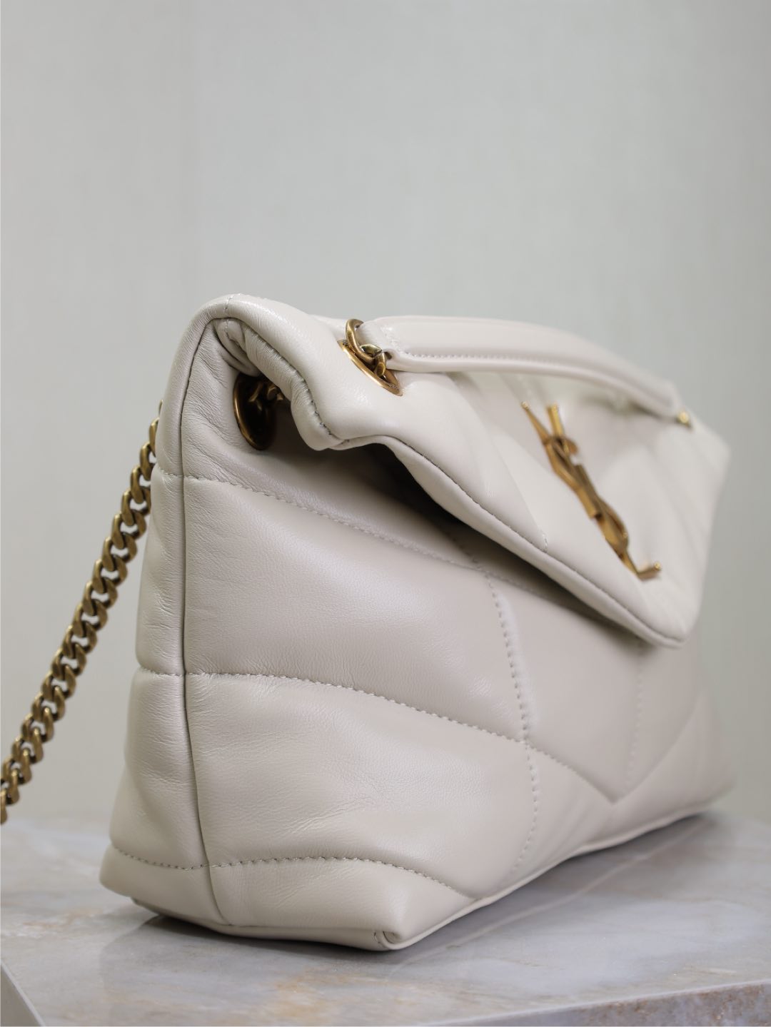 YSL 25S LOULOU PUFFER MM 29 IN BLANC VINTAGE CALFSKIN GOLD HARDWARE