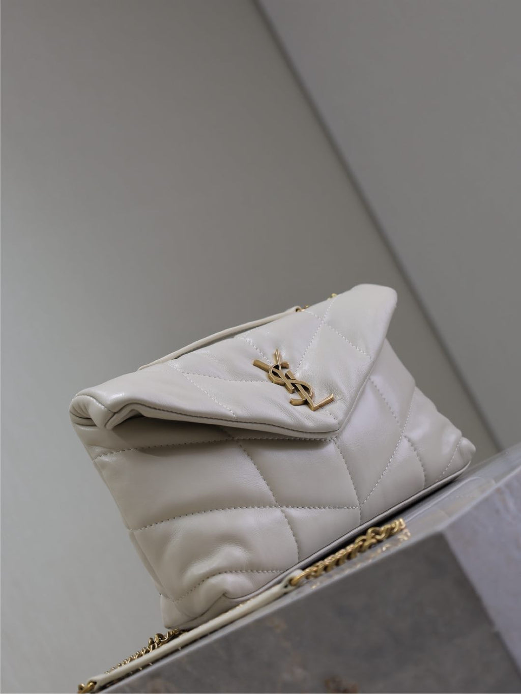 YSL 25S LOULOU PUFFER MINI 23 IN BLANC VINTAGE CALFSKIN GOLD HARDWRE