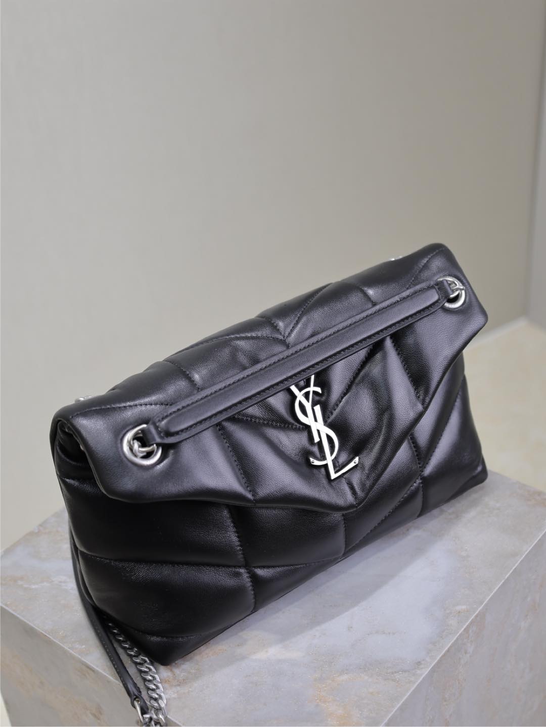 YSL 25S LOULOU PUFFER MM 29 IN BLACK CALFSKIN SILVER HARDWRE
